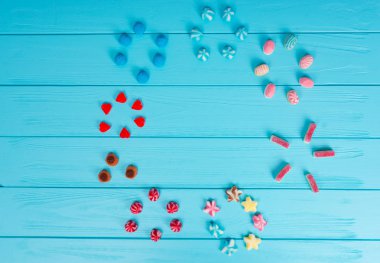 Birçok farklı lezzetli meyan kökü ve jöle şekerler düzenlenir