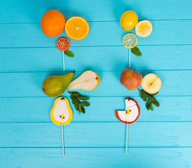 Lolipop armut, portakal, limon ve elma ahşap turkuaz Tarih olarak