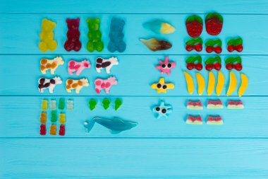 Form ayılar, inek, çilek, cherr lezzetli jöle şekerler