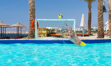 Su topu oynayan eylem yakışıklı adam