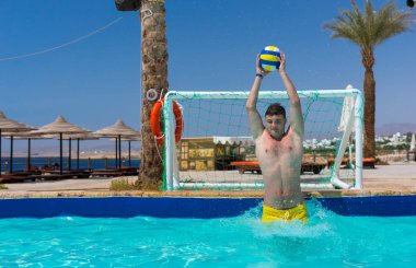 Yakışıklı delikanlı Sutopu oynayan havuzda topu atma