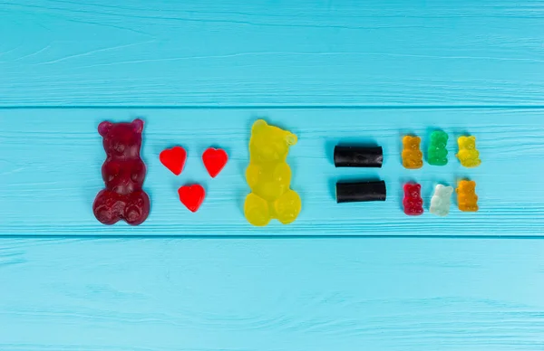 Sabrosos caramelos de jalea representan que un gran oso de goma más un segundo —  Fotos de Stock