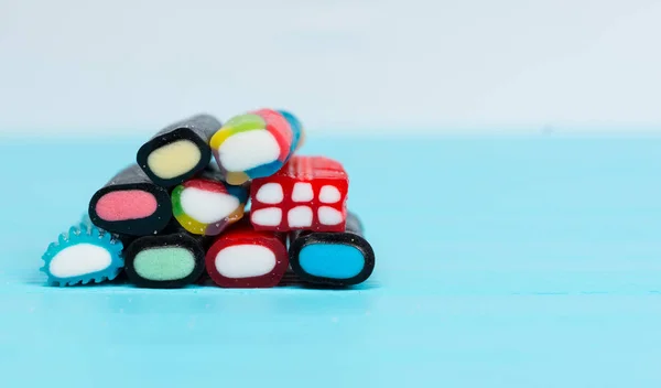 Coloridos y sabrosos caramelos masticables sobre tabla de madera —  Fotos de Stock