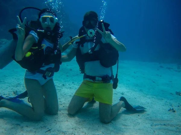 Jovem casal no fundo do mar enquanto mergulha — Fotografia de Stock