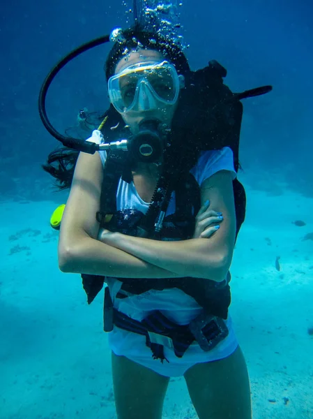 Sesión submarina de una mujer buceando con buceo —  Fotos de Stock