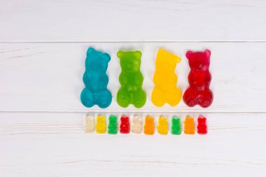 Şeklinde bir çok renkli büyük ve küçük jöle şekerler sakızlı 