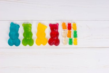 Bir çok renkli büyük ve küçük şeker şeklinde şekerler