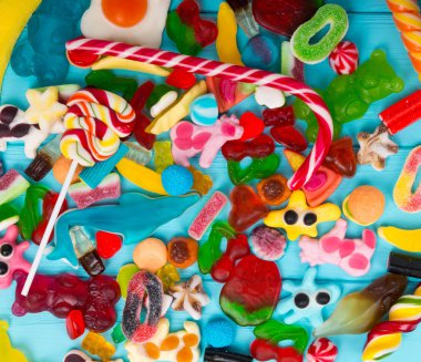 Tatlılar, lolipop ve jöle şekerler çiğneme Cattered