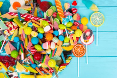 Birkaç lezzetli cattered şeker ve meyve olarak lolipop 