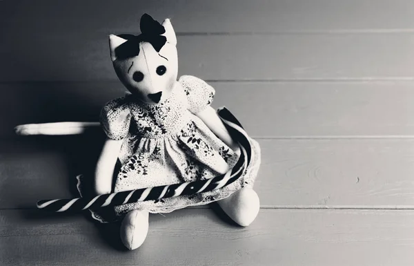 Black and white picture of homemade toy in the form of a cat in — Stock Photo, Image