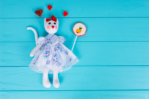Homemade toy in the form of a cat with gummy hearts around holdi — Stock Photo, Image