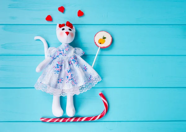 Homemade toy in the form of a cat with gummy hearts around on th — Stock Photo, Image