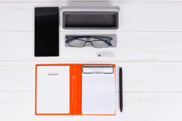 Diario abierto con un bolígrafo, gafas y estuche abierto para gafas cerca mo — Foto de Stock