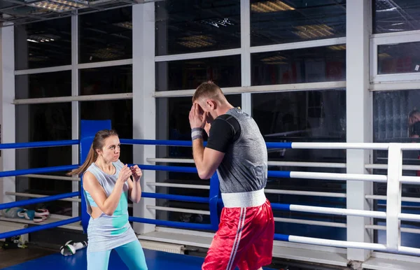 Ung sportig manliga och kvinnliga i aktion tränar boxning — Stockfoto