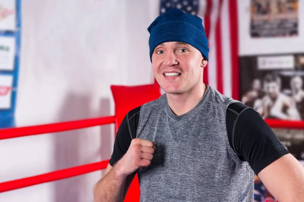 Lächelnder Boxer im Boxring — Stockfoto