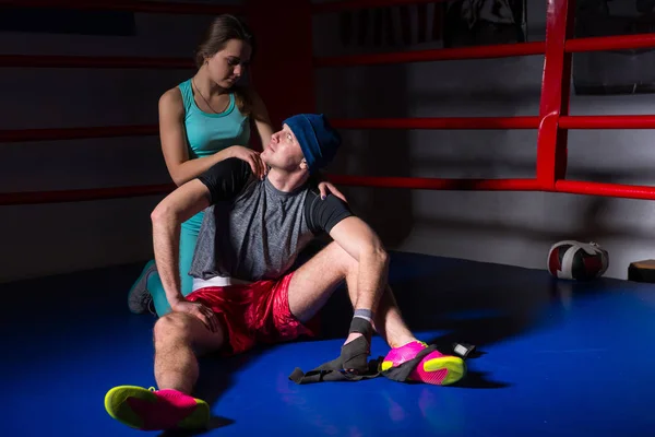 Young athletic woman support and hug her boyfriend in a boxing r — Stock Photo, Image