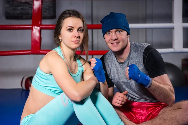 Sorrindo jovem casal de boxe preparando ligaduras — Fotografia de Stock