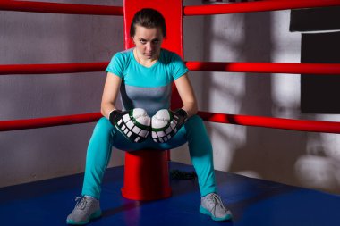 Boks eldiveni kırmızı Mısır oturan genç sportif kadın boksör