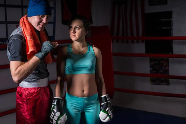 Sportig ung kvinna i sportkläder och boxningshandskar utbildning w — Stockfoto