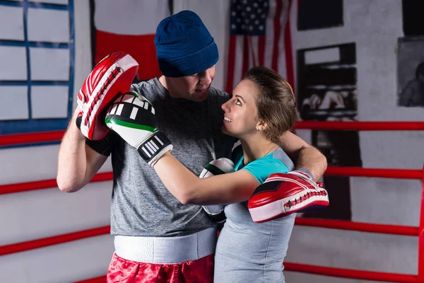 Atlético feminino abraços seu namorado boxer — Fotografia de Stock