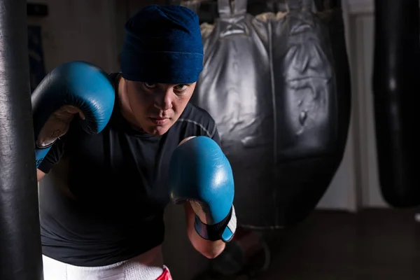 年轻男性拳击手在帽子和手套拳击 trai 脸严肃 — 图库照片