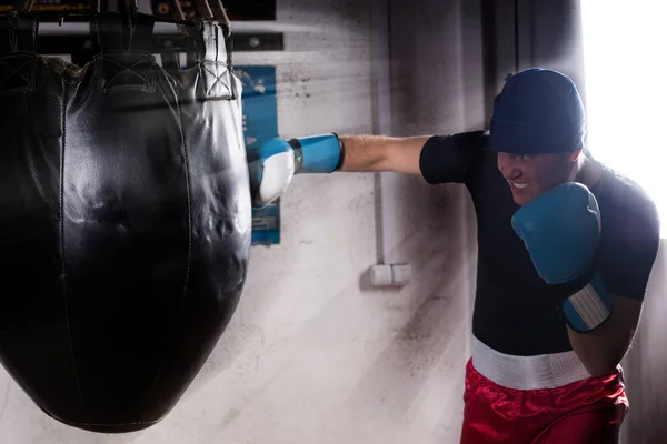 Boxeador deportivo enojado con mirada de popa en un sombrero y guantes de boxeo — Foto de Stock