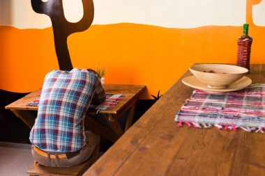 Meksika barda bir adamla sarhoş ve uykuya daldı 