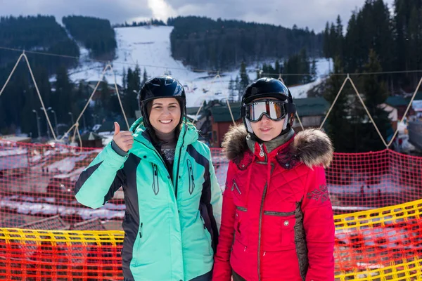 Jonge vrouwen in ski glimlachend uitkomt, met helmen en ski goggles s — Stockfoto