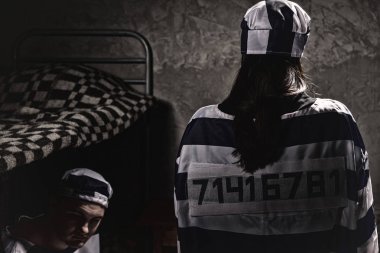 Hapishane dikilmektedir numara duruyorum ile üniforma giyen kadın mahkum