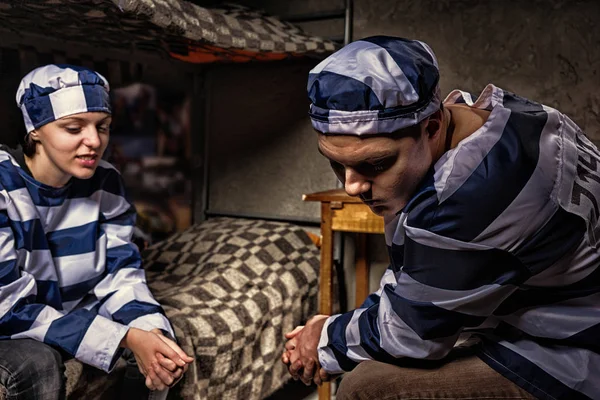 Maschio prigioniero sputa sul pavimento in una cella di prigione — Foto Stock