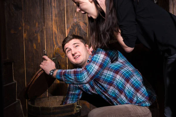 Ung man och kvinna öppnade ett fat och försöker lösa en conu — Stockfoto