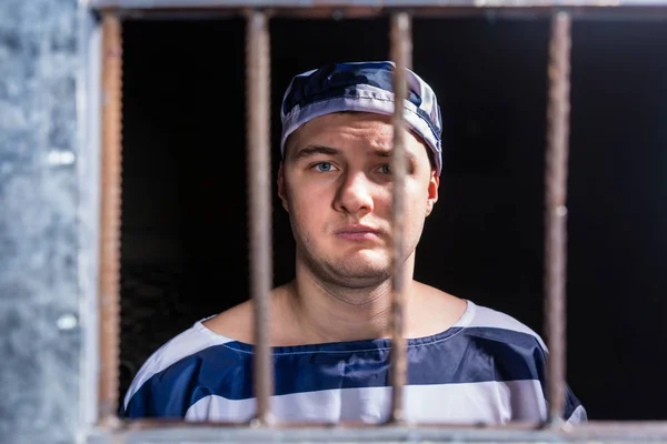 Portret młody mężczyzna więzień stojący uniform więzienie na sobie — Zdjęcie stockowe