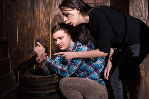 Jovem homem e mulher abriram um barril e tentando resolver um conund — Fotografia de Stock