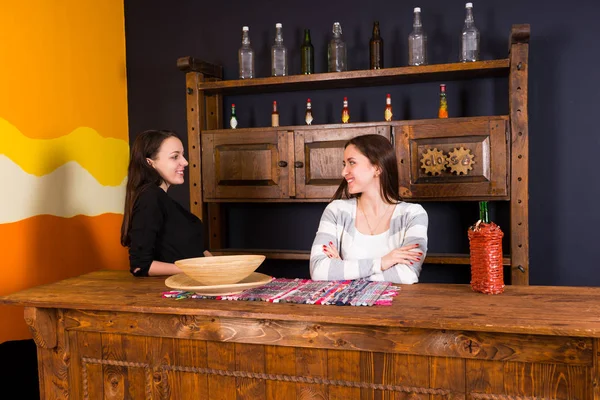 Jovens mulheres bonitas em pé no balcão de bar no pub mexicano — Fotografia de Stock