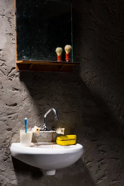 Lavabo con un vaso para un cepillo de dientes y una caja de jabón en ella und — Foto de Stock