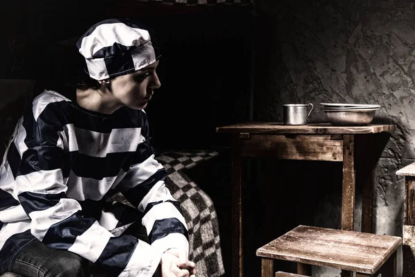 Mujer prisionera con uniforme de prisión ha perdido en pensamiento mientras — Foto de Stock