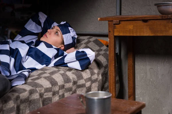 Portret van de jonge vrouw gevangene dragen gevangenis-uniform heeft verloren — Stockfoto