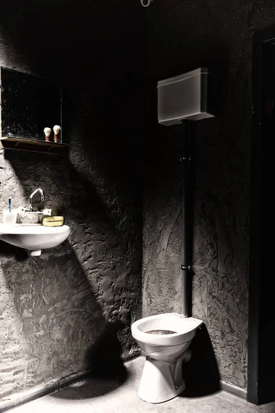 Tuvalet lavabo bir sabun kutusu ve altında üzerinde diş fırçası ile yakın