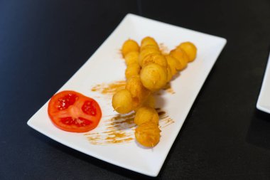 Lezzetli kızarmış peynir ve domates dekor beyaz tabakta olarak