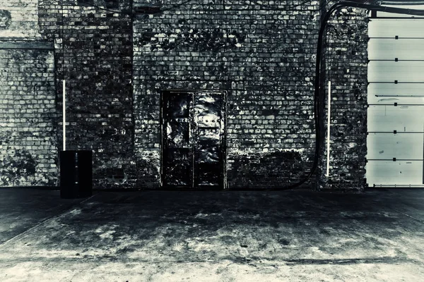 Черно-белое фото старого кирпичного здания — стоковое фото