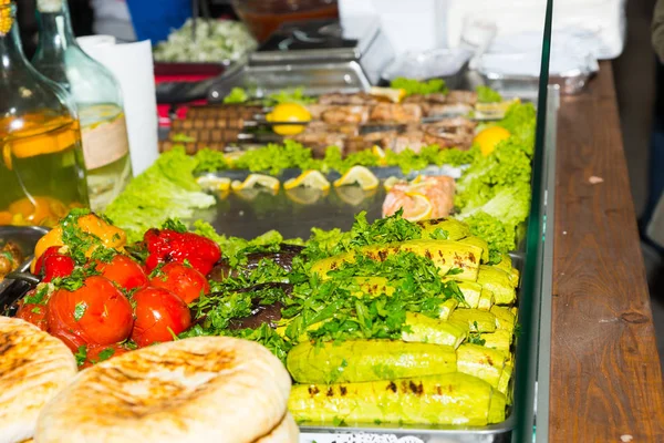 Deliciosos legumes frescos assados em uma bandeja de metal perto de cozido f — Fotografia de Stock
