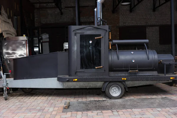 Велика чорна машина для гриля барбекю — стокове фото