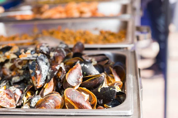 Läckra välsmakande blandning av färska musslor och skaldjur — Stockfoto
