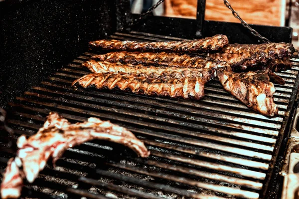 Вкусное барбекю жареные свиные ребрышки на гриле для барбекю — стоковое фото