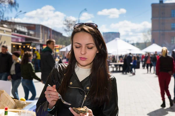 Fiatal nő a gazdaság egy egy friss megnyitott osztriga — Stock Fotó