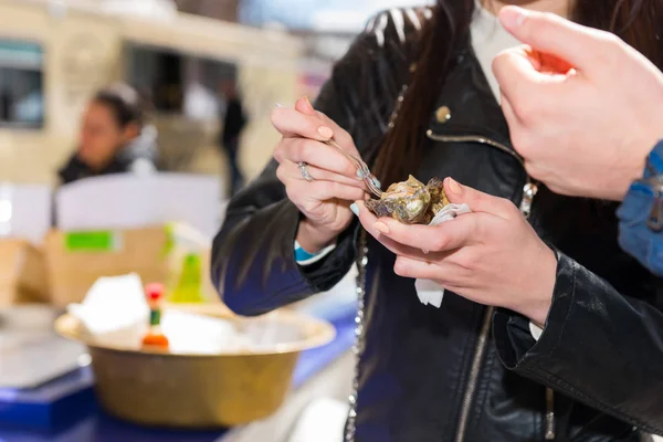 Kvinnliga händer som håller en enda färska öppnade ostron — Stockfoto