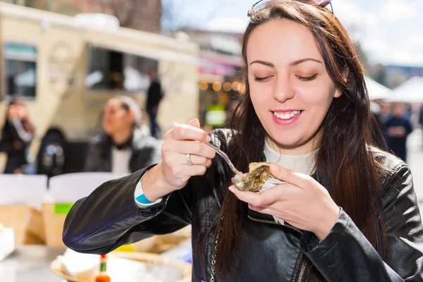 Glada leende kvinna som håller en enda färska öppnade ostron — Stockfoto