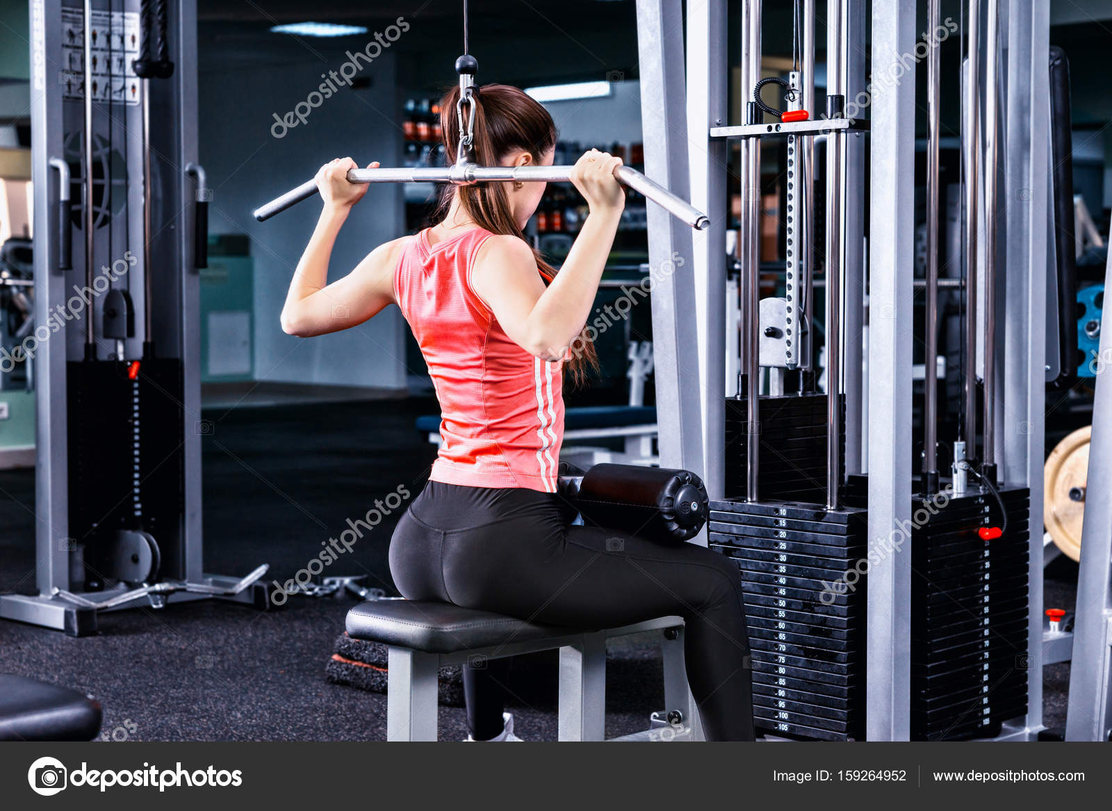 Femme en vetements de sport faire de l exercice avec un poids lourd Photo de stock par Vaicheslav 159264952