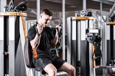 Modern makinede eğitim ve spor odasında çalışma dışarı bir adam uygun