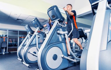 Alt görünümü üzerinde bir grup genç insan özenle inci üzerinde egzersiz